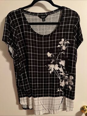 Simply Vera Black & White Floral Grid Scoop Neck Top